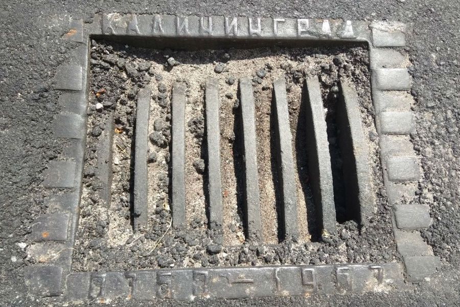 Мэрия: дождеприёмники на Ленпроспекте могли забиться асфальтом