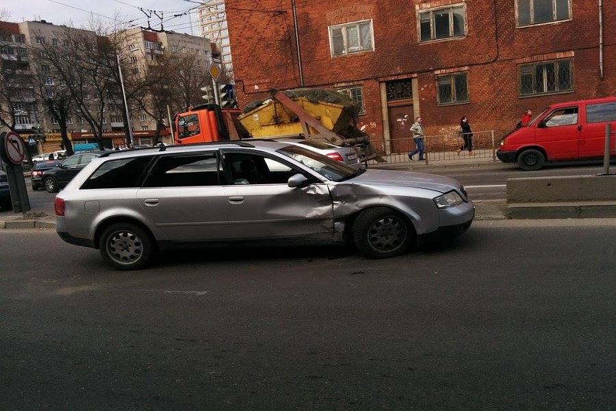 На Московском проспекте столкнулись два автомобиля, движение затруднено