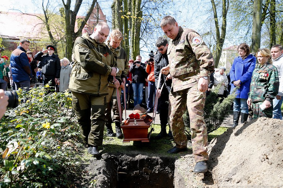 Память героям: в Калининграде перезахоронили найденных поисковиками воинов