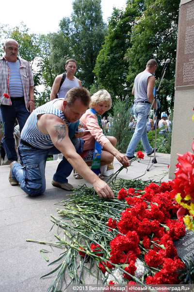 Камуфляж и полоски: «Голубые береты» Калининграда почтили память погибших товарищей