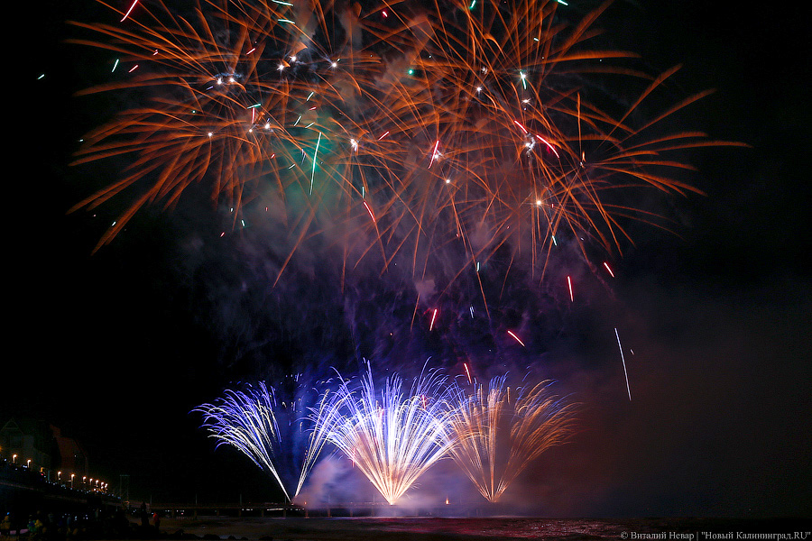 Небо, море и огни: в Зеленоградске стартовал чемпионат фейерверков