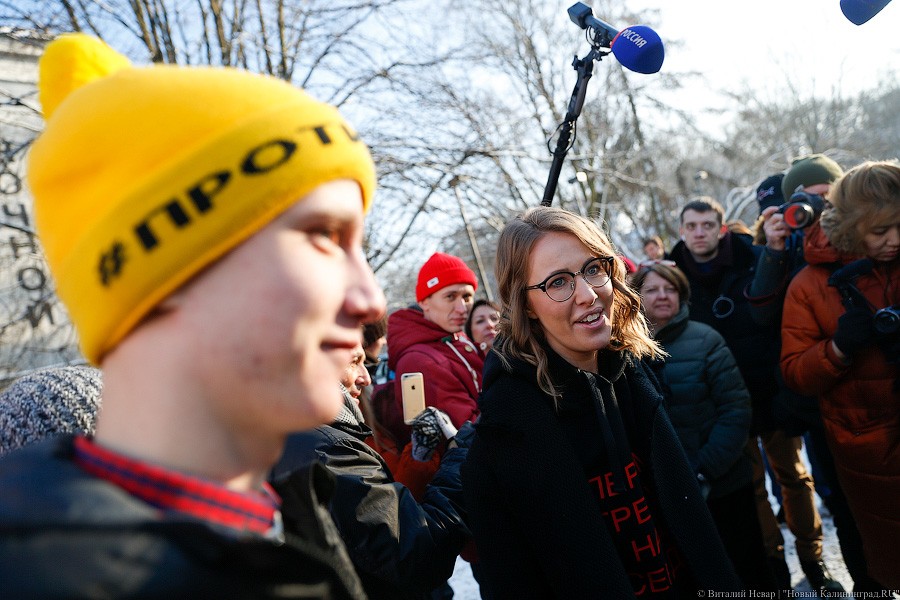 Одна на экскаватор: Ксения Собчак приехала в Калининград (фото)