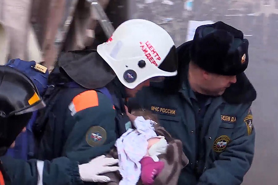 Под завалами в Магнитогорске нашли живого младенца (фото)