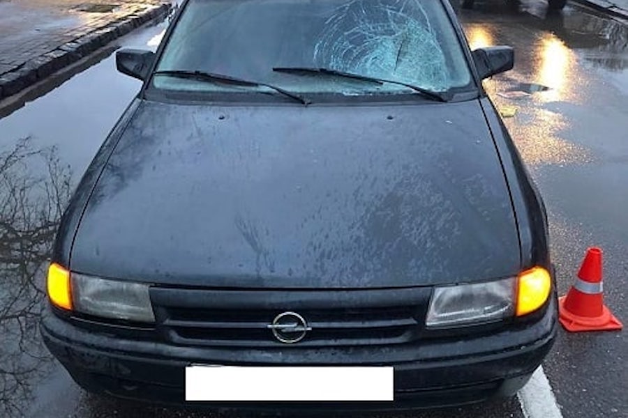 В Полесске «Опель» сбил женщину, которая внезапно вышла на дорогу (фото)