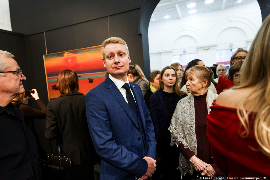 Вселенная смыслов и эмоций: в Музее искусств открылась выставка «Космос красного» (фото)