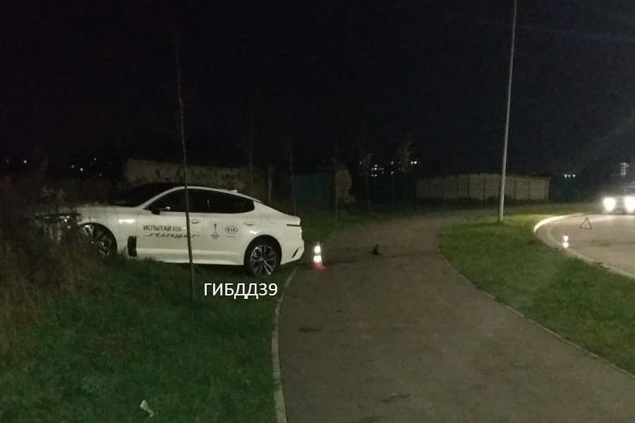 На Восточной эстакаде «Киа» врезалась в столб, пострадали двое (фото)