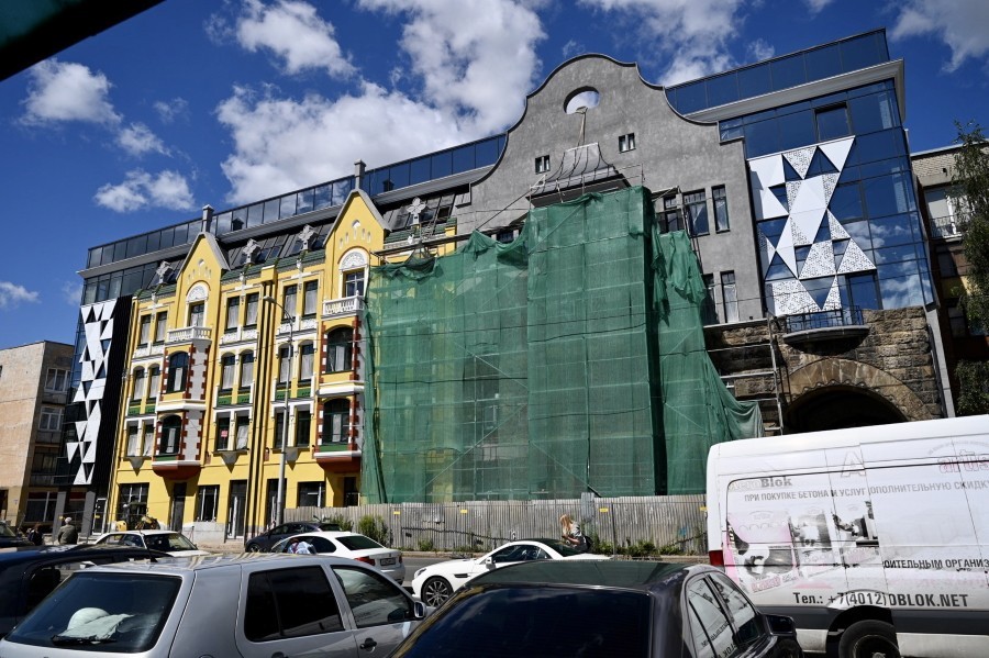 Строители открыли другую часть фасада «Кройц-аптеки» (фото)