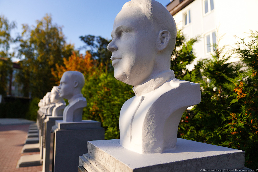 Ещё одна попытка: в Чкаловск вновь вернули бюсты лётчиков (фото)