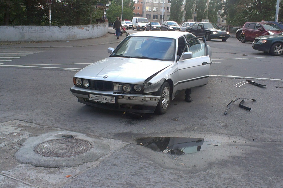 На перекрестке Гаражной и Озерова произошла авария, движение затруднено (фото)