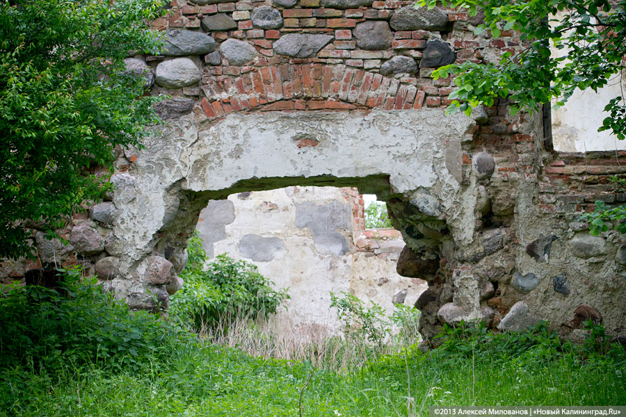 Газ и кости: в кирхе 15-го века в Зеленополье рушатся стены и исчезают захороненные останки