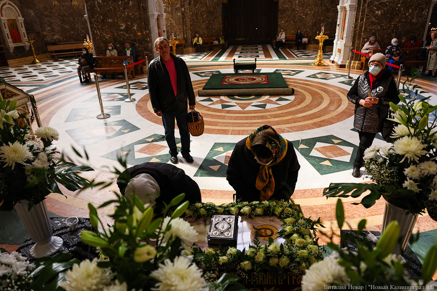 В брызгах святой воды: освящение пасхального угощения в соборе Христа Спасителя (фото)