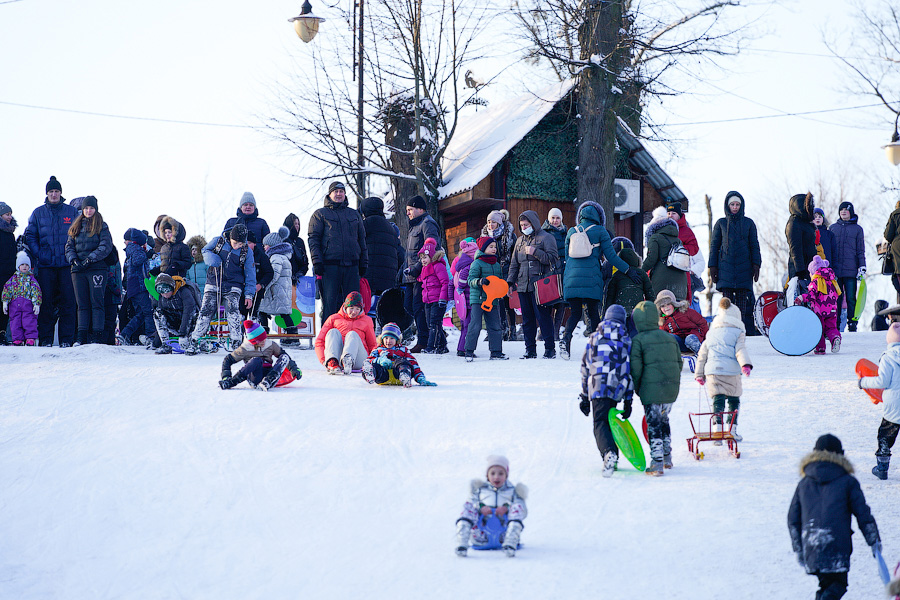 Скользя по утреннему снегу: калининградцы устроили катания с горки в Центральном парке (фото)