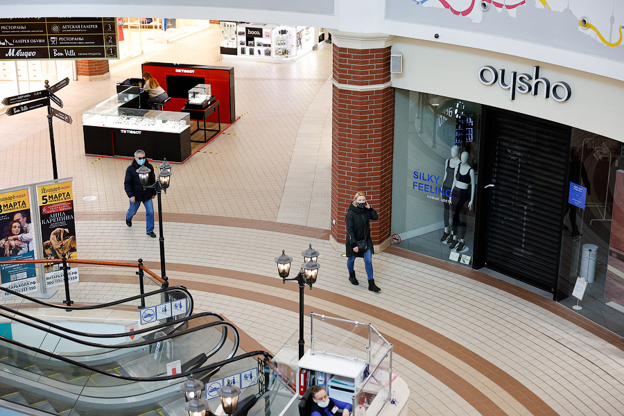 За железным занавесом: в «Европе» закрылись крупнейшие магазины одежды (фото)