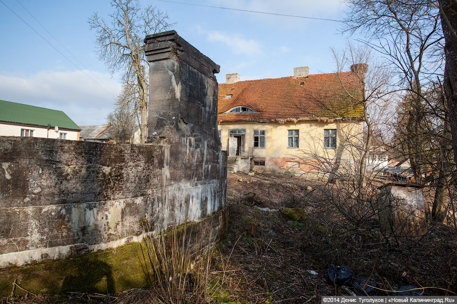 На крыше травка зеленеет: кирха начала XIX века в Перевалово покрывается плесенью и мхом
