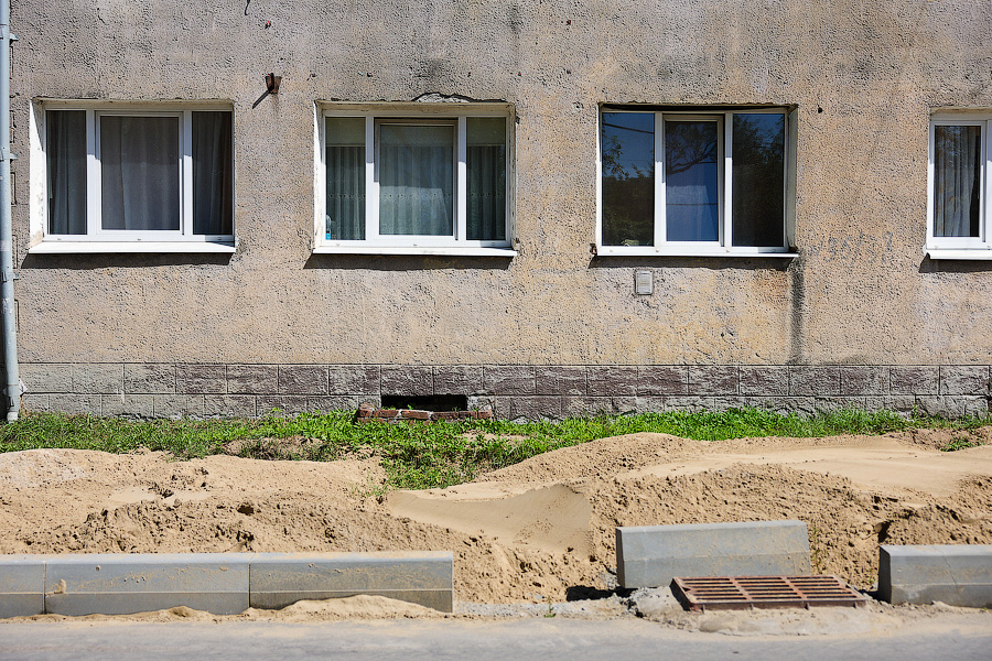 Ремонт на три года: что происходит с ул. Карташева, где сменился подрядчик (фото)