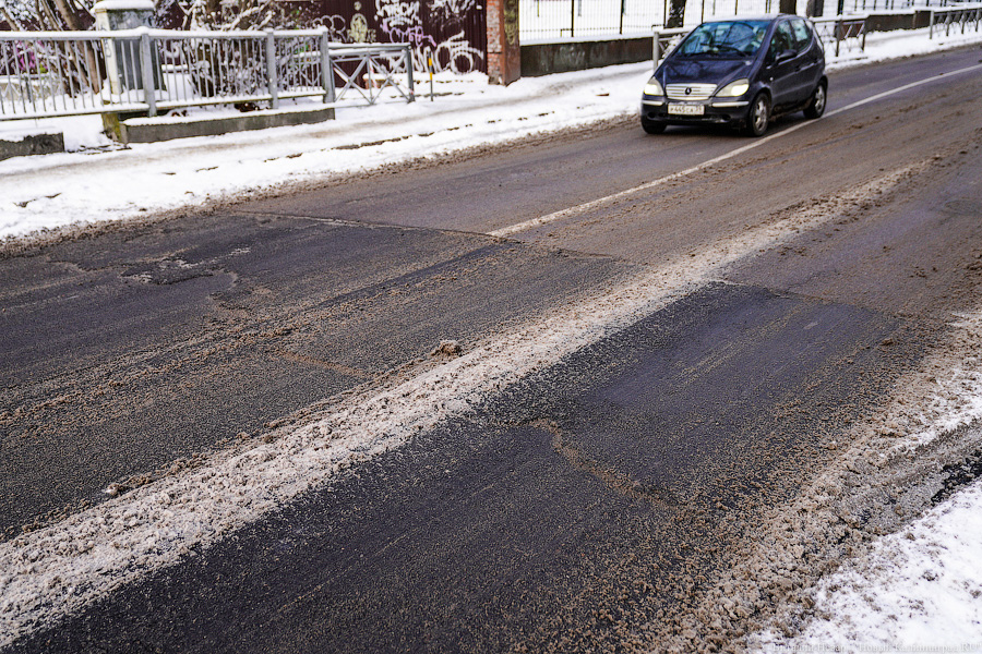 Директор «Чистоты» о жалобах калининградцев на скользкие дороги: «Просто нужно сменить резину»