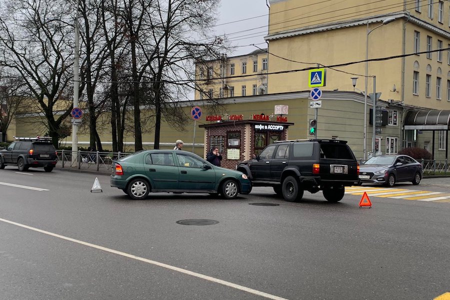 У Центрального рынка столкнулись два авто, движение затруднено (фото)
