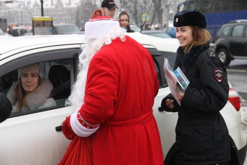 В Калининграде полицейский Дед Мороз раздавал прохожим сладости и рассказывал о ПДД 