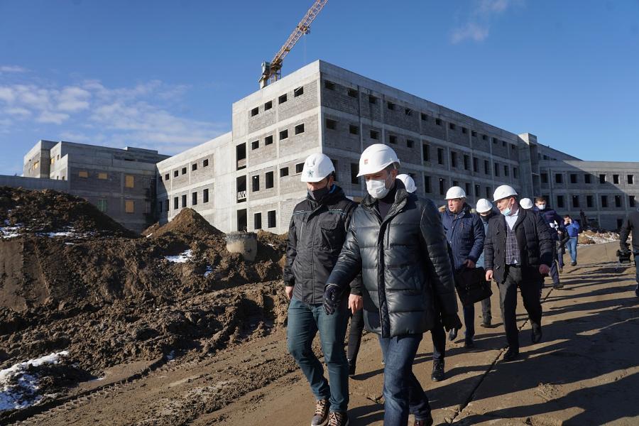 В феврале-марте при возведении онкоцентра допустили значительное отставание от графика