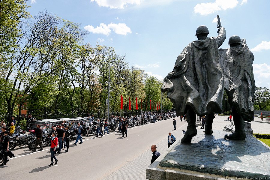 Своими силами: под Калининградом открыли мемориал воинам-мотоциклистам (фото)