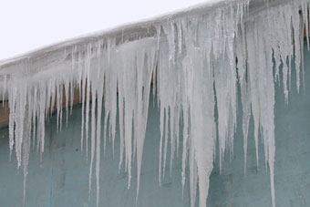За праздники из-за снега и льда пострадали крыши веранд в 8 детсадах