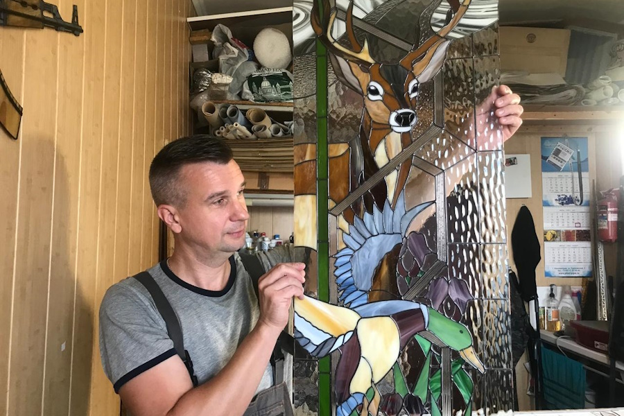 Олень, угорь, камбала: мастер показал витраж для ресторана в Зеленоградске (фото)