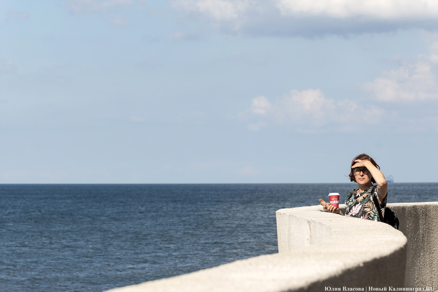 С видом на море и стройку: как выглядит пляж в Светлогорске этим летом