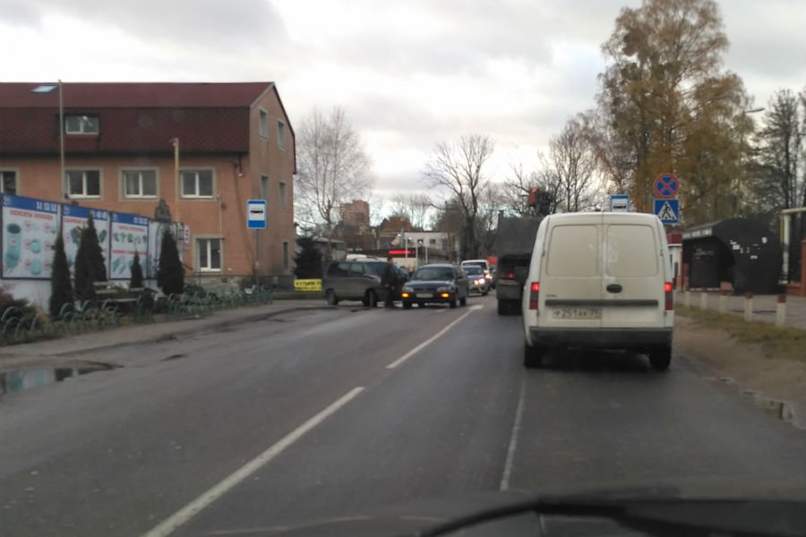 На Гагарина столкнулись минивэн и легковое авто, собирается пробка (фото)