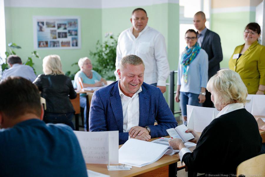 Глава Калининграда Александр Ярошук проголосовал на ул. Куйбышева