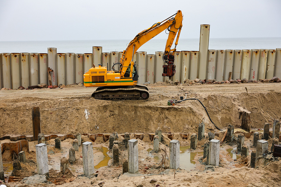Вода, сваи, буны: что происходит в Светлогорске, где реконструируют старый променад (фото)
