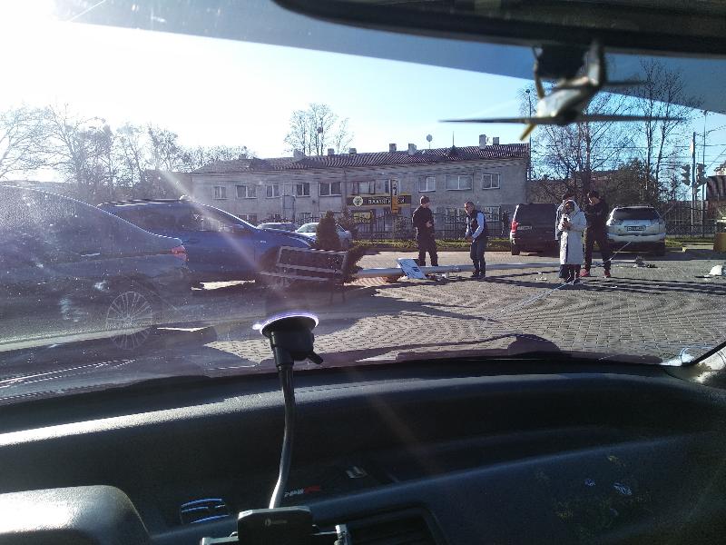 Очевидец: в Калининграде девушка-водитель повалила на парковке столб с камерами (фото)