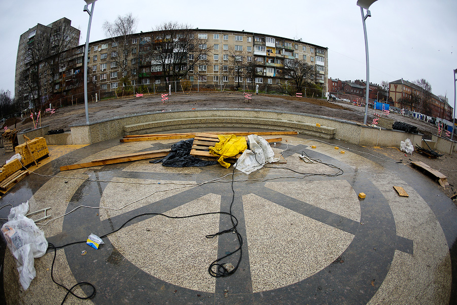 В грязь: Цуканов и Ярошук проверили Памятник балтийцам и набережную Трибуца
