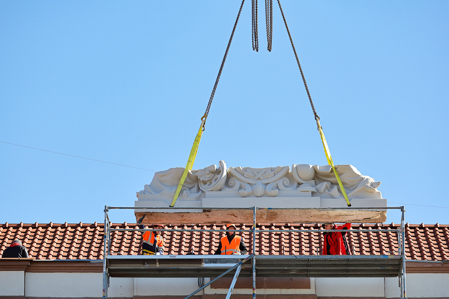 Улучшенная копия: акротерий «Движение и время» вернулся на историческое место (фото)