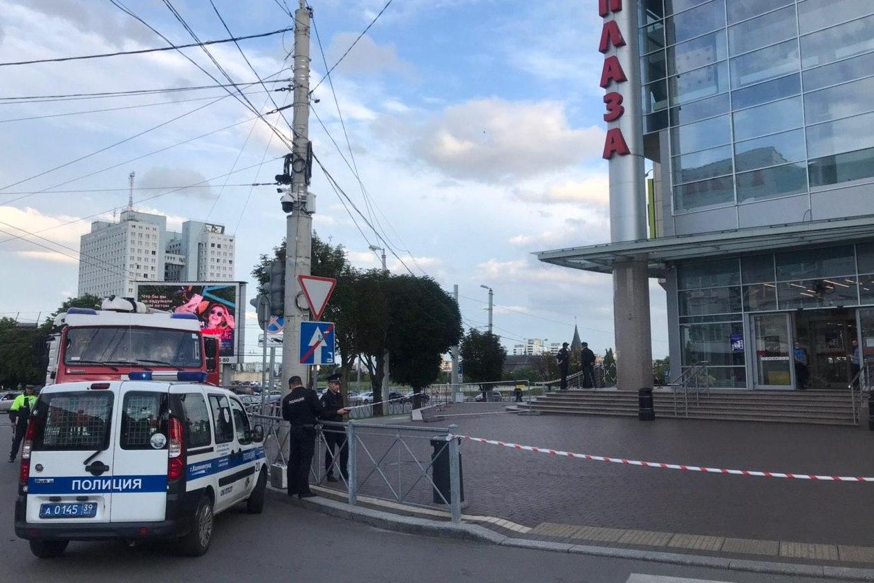 Экстренные службы оцепили вход в ТЦ «Плаза». У «Европы» дежурит МЧС