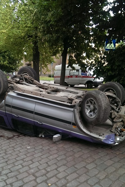 В Калининграде неизвестные перевернули пикап, угнанный у местного жителя его сыном 