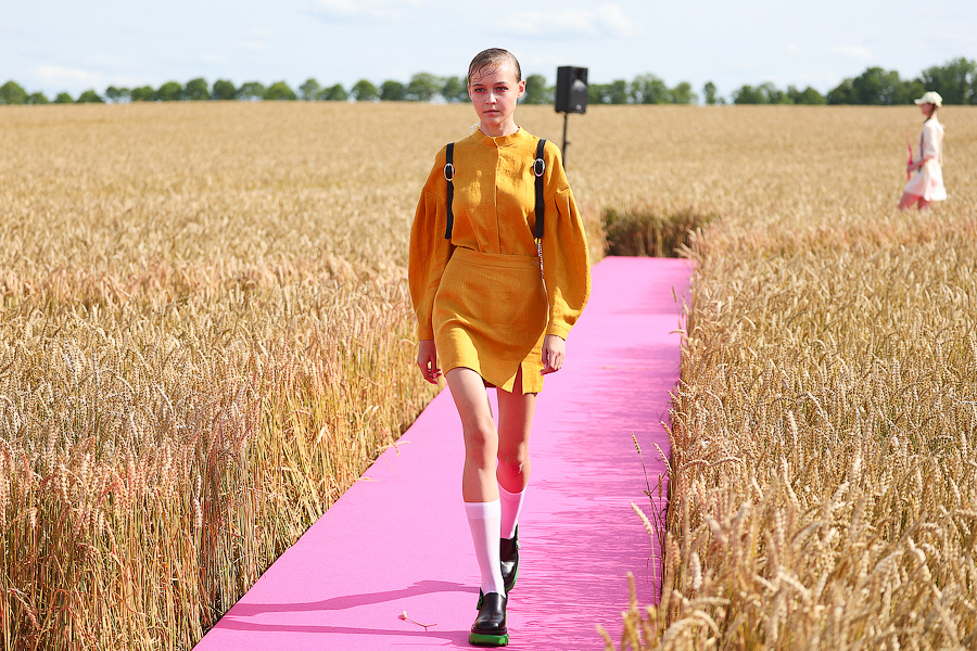 Один в поле — дизайнер: на Дне поля прошёл модный показ в колосьях (фото)