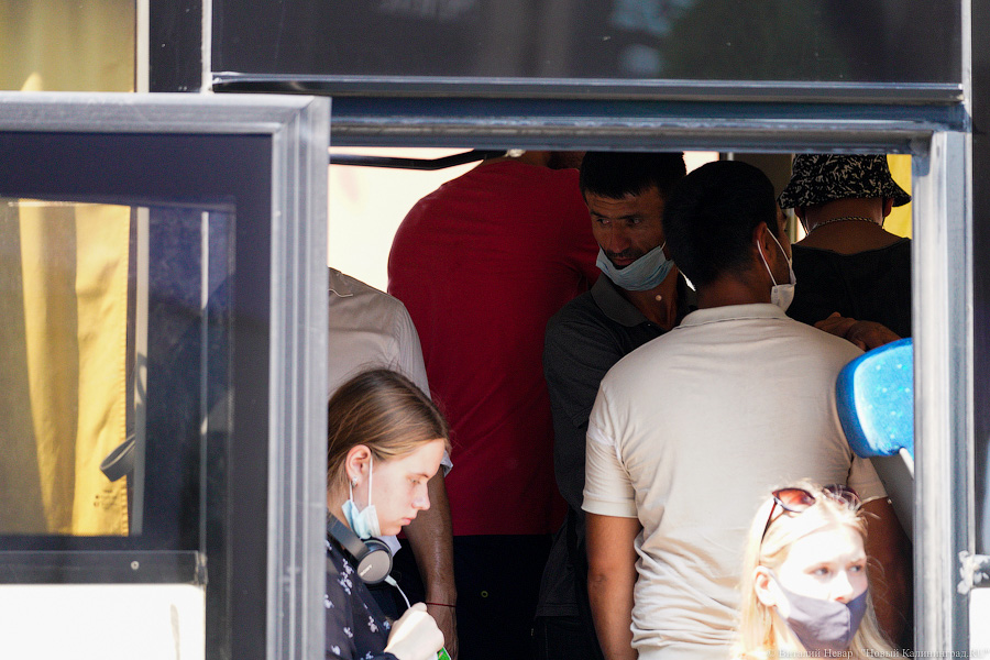 Не для слабаков: желающие уехать к морю штурмуют электрички и автобусы