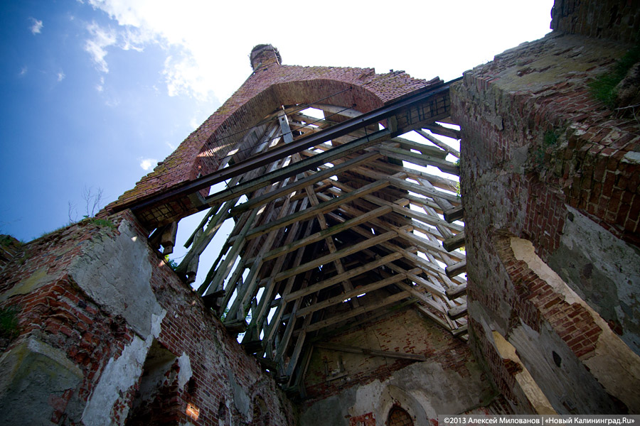 «Приезжайте позже»: территория переданной РПЦ кирхи в Романово превратилась в поселковую свалку