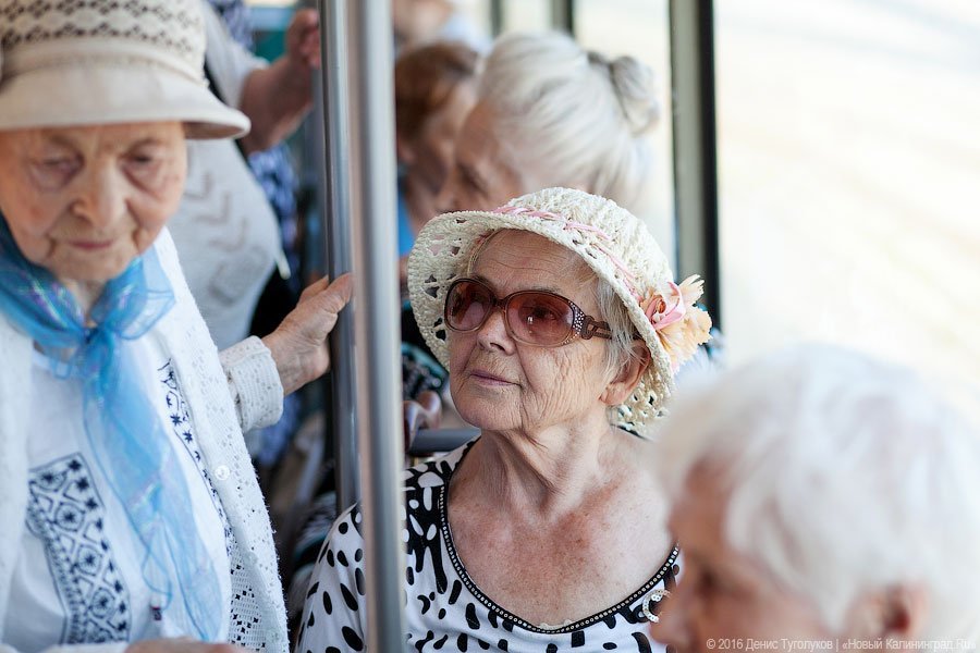 Почти ровесники: в Калининграде прошла трамвайная экскурсия для ветеранов
