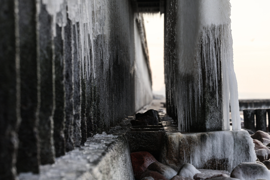 Мороз и море: как стихия украсила променад в Зеленоградске (фото)