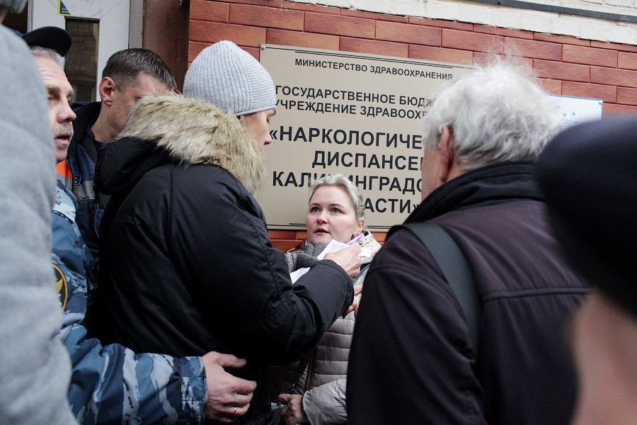 Чемпионат по очередям: что происходит перед наркодиспансером на Барнаульской