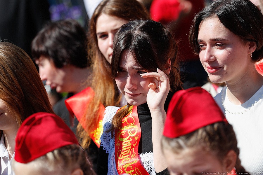 Майский вальс и слёзы: в школах Калининграда прозвенел последний звонок (фото)