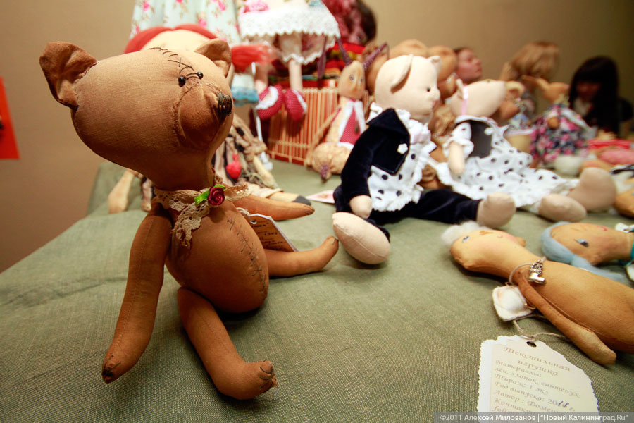 Уносят даже игрушки: в Калининграде регулярно разворовывают могилу ребенка