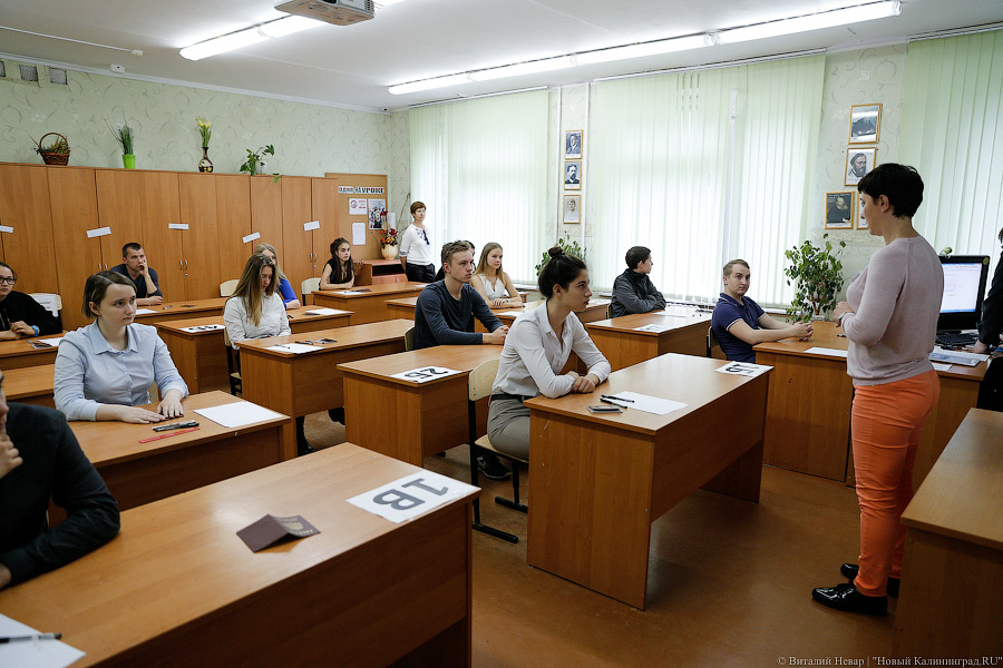 За точность отвечают: калининградские школьники сдают ЕГЭ по математике
