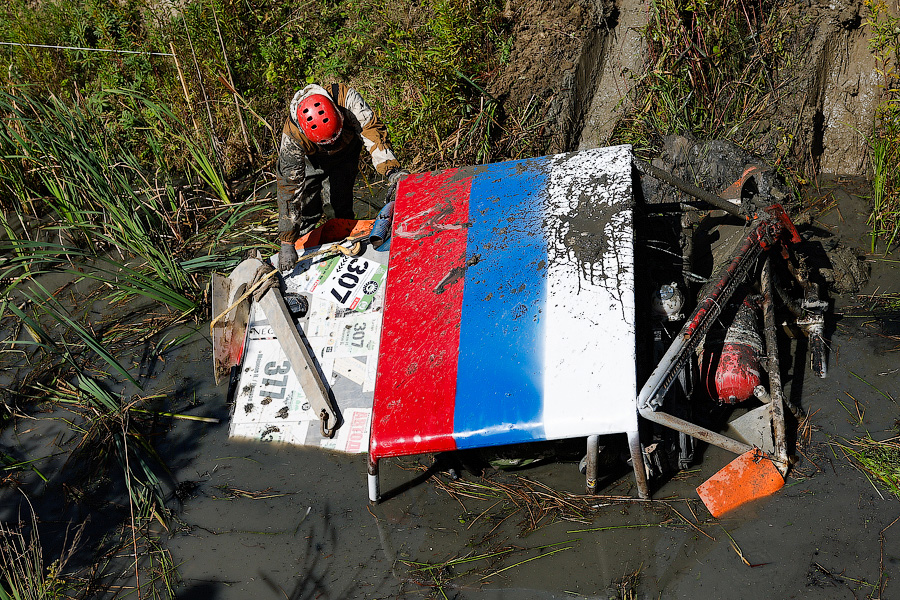 Вода по пояс, грязь по брови: в Калининграде проходит чемпионат по трофи-рейдам (фото)