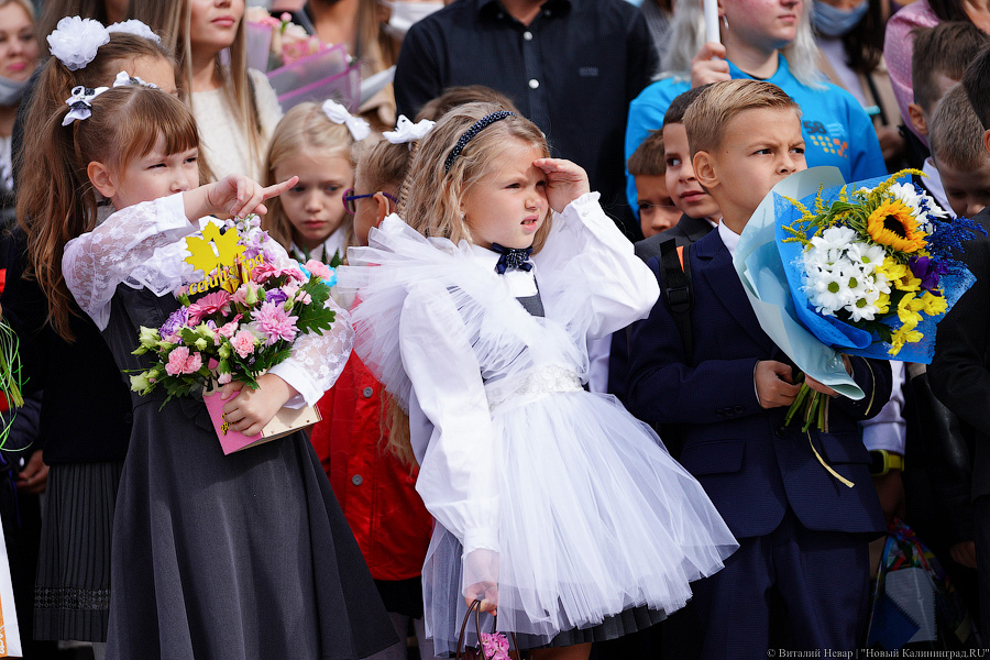 Серьёзное дело: как прошла первая линейка в самой новой школе Калининграда