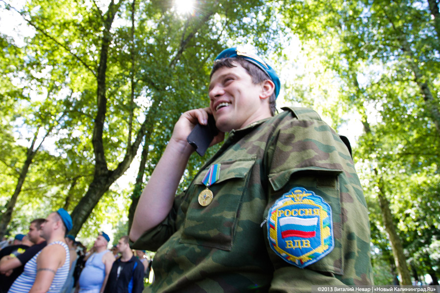 Камуфляж и полоски: «Голубые береты» Калининграда почтили память погибших товарищей