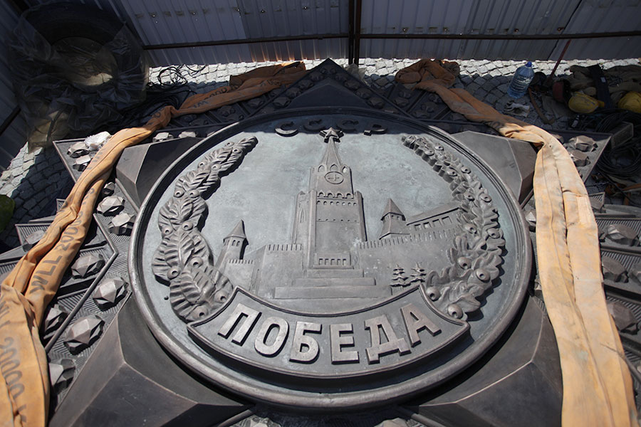 Орден наконец привезли: триумфальная колонна получила свое украшение