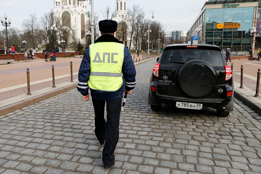 Простые романтики: как сотрудники ГИБДД девушкам цветы дарили (фото)