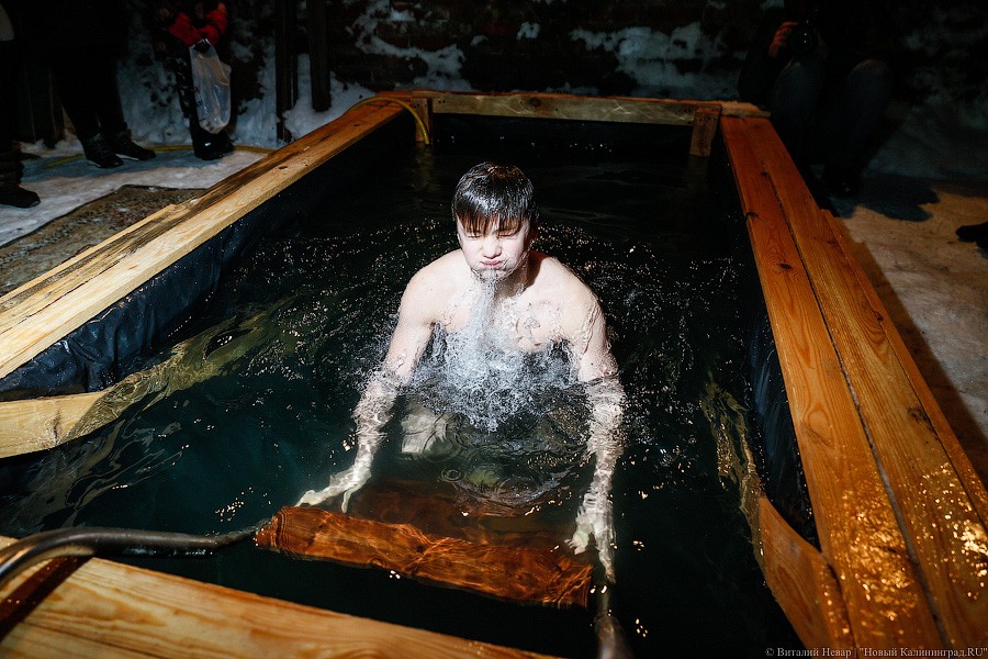 Окунулся, перекрестился: как прошли Крещенские купания в Калининграде (фото)